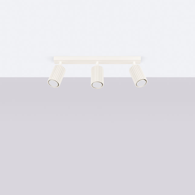 Plafonnier Oslo 3L beige suspendu au plafond dans un salon lumineux, ambiance scandinave