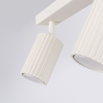 Gros plan sur un spot orientable du plafonnier Oslo 3L beige en aluminium strié