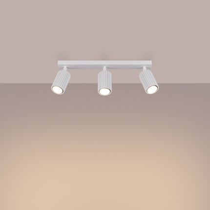 Plafonnier Oslo 3L blanc vu en angle, aluminium cannelé, trois spots orientables