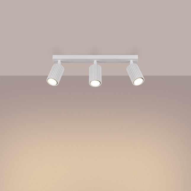 Plafonnier Oslo 3L blanc vu en angle, aluminium cannelé, trois spots orientables