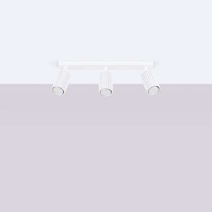 Plafonnier Oslo 3L blanc suspendu au plafond dans un salon lumineux, ambiance scandinave