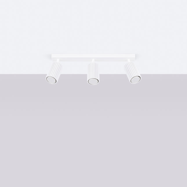 Plafonnier Oslo 3L blanc suspendu au plafond dans un salon lumineux, ambiance scandinave