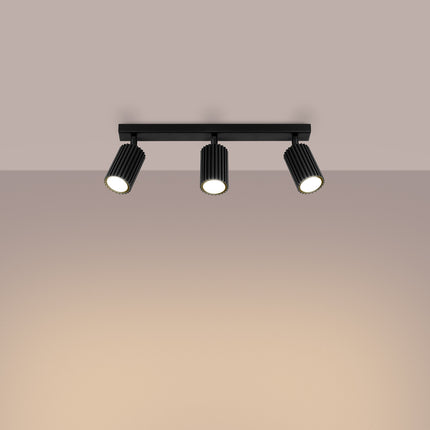 Plafonnier Oslo 3L noir vu en angle, aluminium cannelé, trois spots orientables