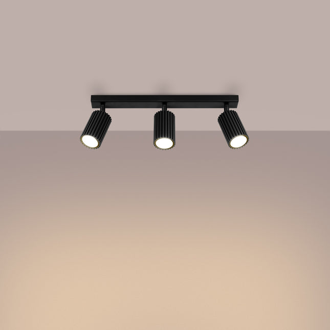 Plafonnier Oslo 3L noir vu en angle, aluminium cannelé, trois spots orientables