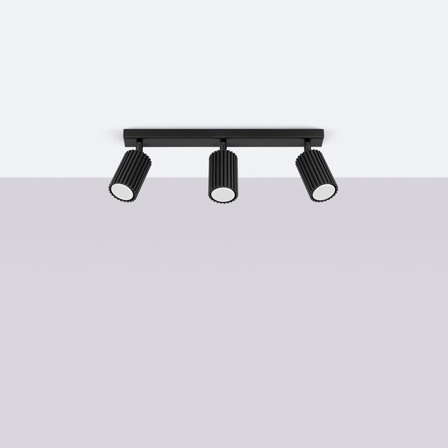 Plafonnier Oslo 3L noir suspendu au plafond dans un salon lumineux, ambiance scandinave
