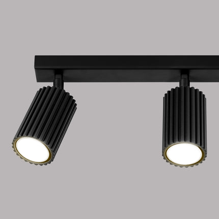 Deux spots allumés du plafonnier Oslo 3L noir, lumière GU10 douce et dirigée
