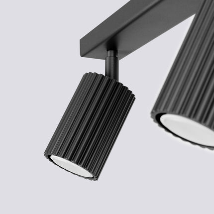 Gros plan sur un spot orientable du plafonnier Oslo 3L noir en aluminium strié