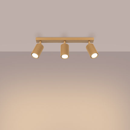 Plafonnier Oslo 3L or vu en angle, aluminium cannelé, trois spots orientables
