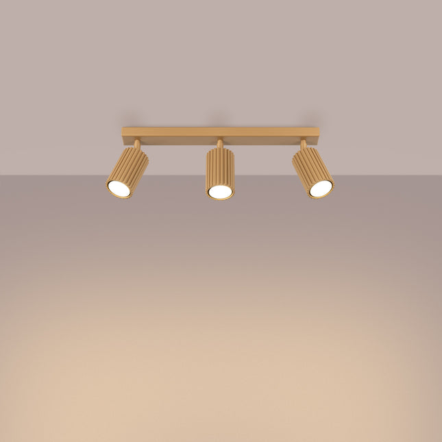 Plafonnier Oslo 3L or vu en angle, aluminium cannelé, trois spots orientables
