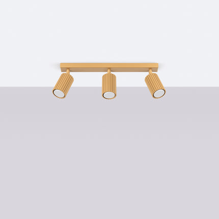 Plafonnier Oslo 3L or suspendu au plafond dans un salon lumineux, ambiance scandinave