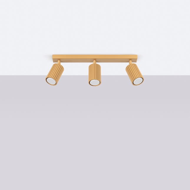 Plafonnier Oslo 3L or suspendu au plafond dans un salon lumineux, ambiance scandinave