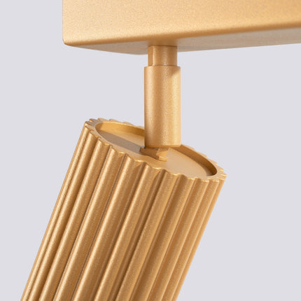 Gros plan sur l’articulation orientable d’un spot du plafonnier Oslo 3L or