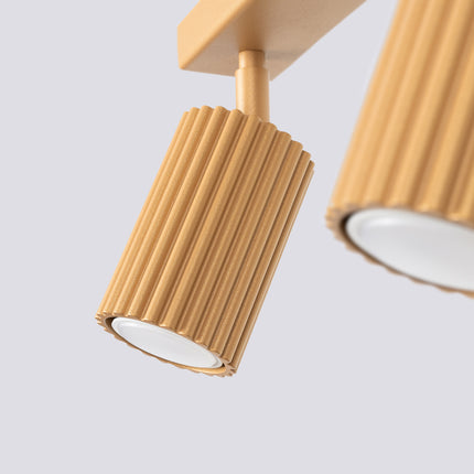 Gros plan sur un spot orientable du plafonnier Oslo 3L or en aluminium strié