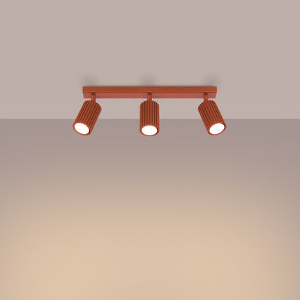 Plafonnier Oslo 3L rouge ocre vu en angle, aluminium cannelé, trois spots orientables