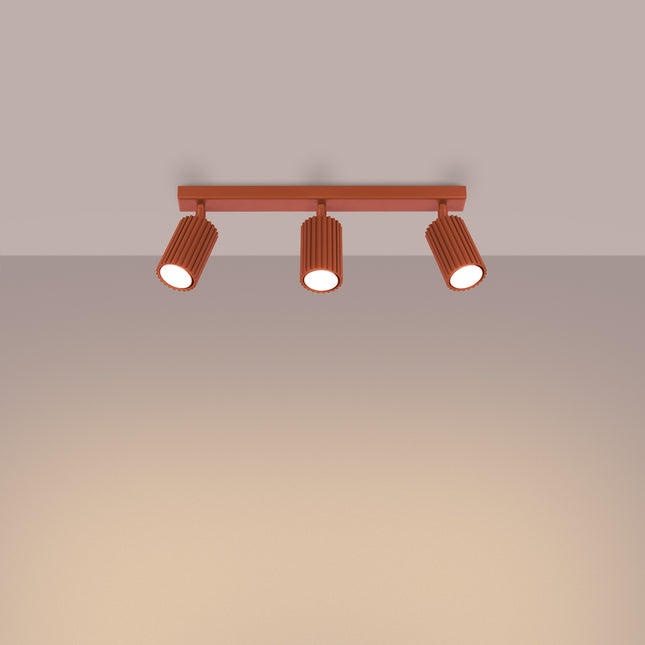 Plafonnier Oslo 3L rouge ocre vu en angle, aluminium cannelé, trois spots orientables