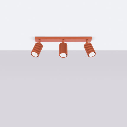Plafonnier Oslo 3L rouge ocre suspendu au plafond dans un salon lumineux, ambiance scandinave