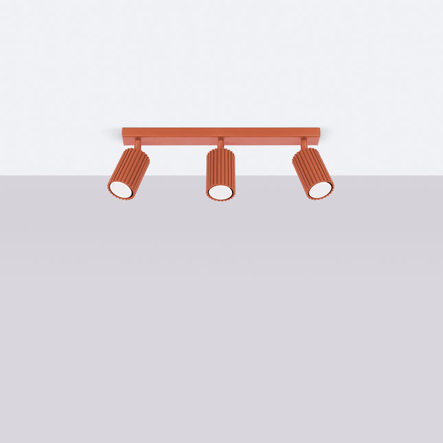 Plafonnier Oslo 3L rouge ocre suspendu au plafond dans un salon lumineux, ambiance scandinave