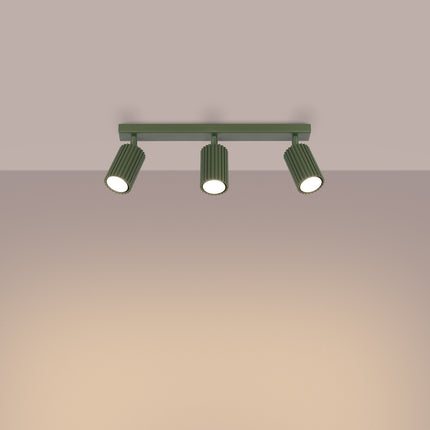 Plafonnier Oslo 3L vert sauge vu en angle, aluminium cannelé, trois spots orientables