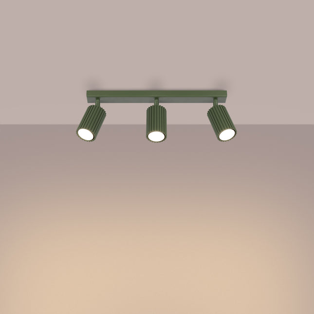 Plafonnier Oslo 3L vert sauge vu en angle, aluminium cannelé, trois spots orientables