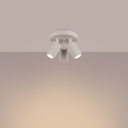 Gros plan sur la texture striée des spots du plafonnier Oslo Beige