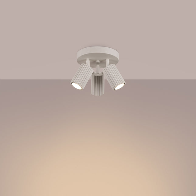 Gros plan sur la texture striée des spots du plafonnier Oslo Beige
