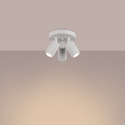 Gros plan sur la texture striée des spots du plafonnier Oslo Blanc