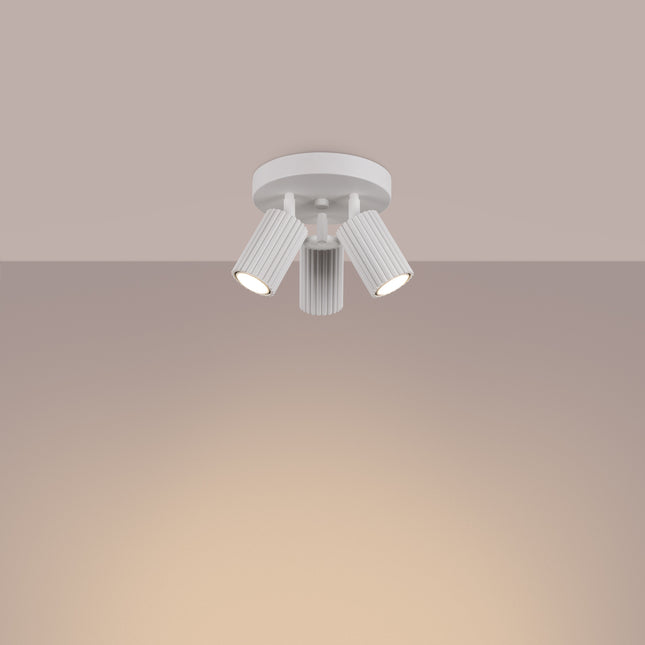 Gros plan sur la texture striée des spots du plafonnier Oslo Blanc
