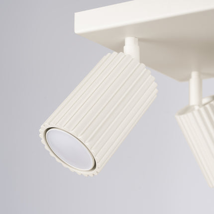 Plafonnier Oslo 4 beige installé au plafond d'un salon lumineux au style naturel