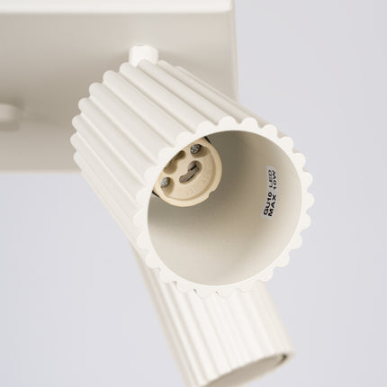 Gros plan sur la texture nervurée verticale du plafonnier Oslo 4 finition beige