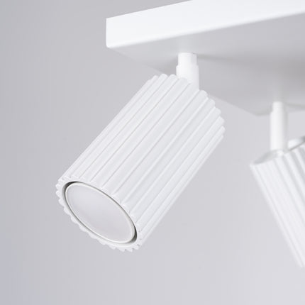 Plafonnier Oslo 4 blanc installé au plafond d'un salon lumineux au style scandinave