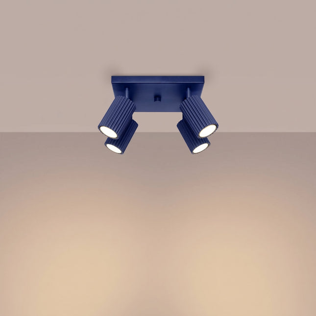 Plafonnier Oslo 4 spots orientables carré bleu outremer, lumière allumée