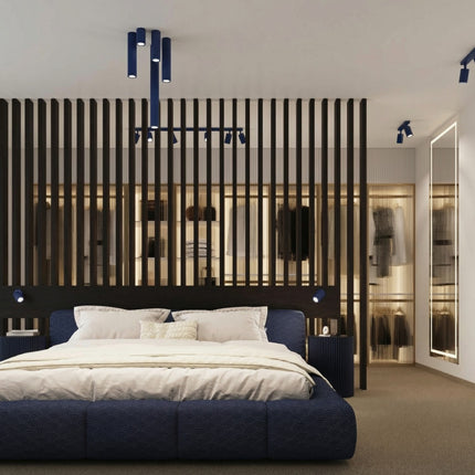 Plafonnier Oslo 4 spots orientables carré bleu outremer dans une pièce à vivre