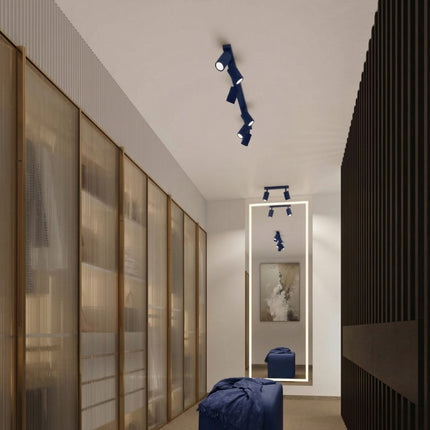 Plafonnier Oslo 4 spots orientables carré bleu outremer au-dessus d'un plan de travail