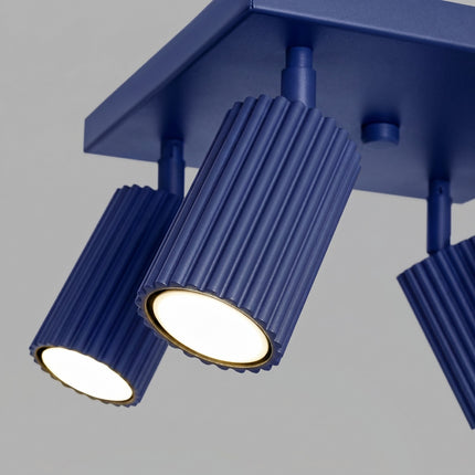 Plafonnier Oslo 4 spots orientables carré bleu outremer, packshot de trois quarts
