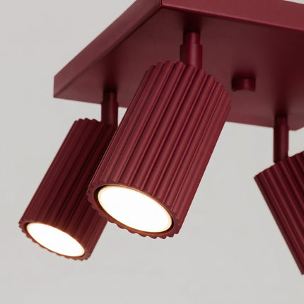 Plafonnier Oslo 4 spots orientables carré bordeaux, packshot de trois quarts