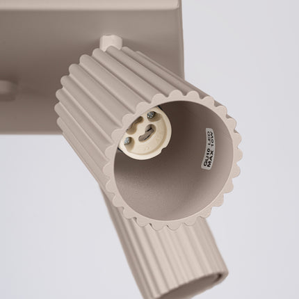 Plafonnier Oslo 4 Spots Orientables Carré en Aluminium Taupe, vue sur fond coloré