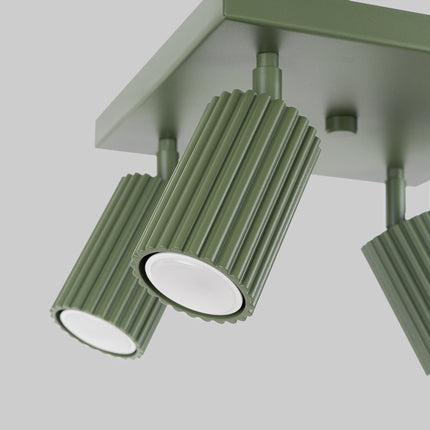 Gros plan sur la texture nervurée verticale du plafonnier Oslo 4 finition vert olive