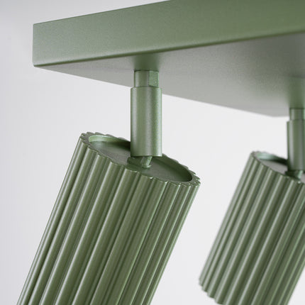 Plafonnier Oslo 4 vert olive allumé, diffusion de la lumière par les quatre spots orientables