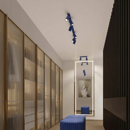 Plafonnier Oslo 40 bleu outremer au-dessus d'un plan de travail