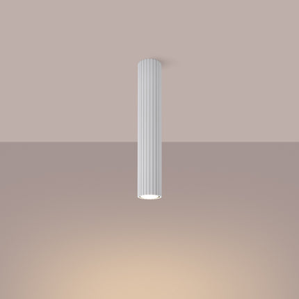 Plafonnier Oslo 40 blanc en aluminium cannelé, luminaire de plafond design scandinave, en situation dans un couloir
