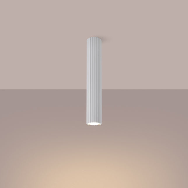 Plafonnier Oslo 40 blanc en aluminium cannelé, luminaire de plafond design scandinave, en situation dans un couloir