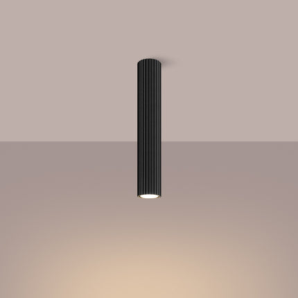 Plafonnier Oslo 40 noir en aluminium cannelé, luminaire de plafond design graphique, en situation dans un couloir