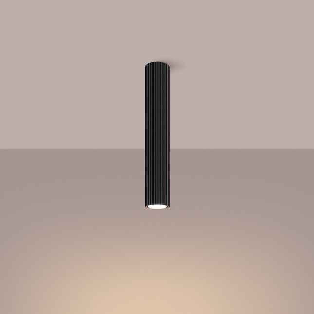 Plafonnier Oslo 40 noir en aluminium cannelé, luminaire de plafond design graphique, en situation dans un couloir