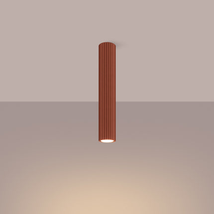 Plafonnier Oslo 40 rouge ocre en aluminium cannelé, luminaire de plafond terre cuite, en situation dans un couloir
