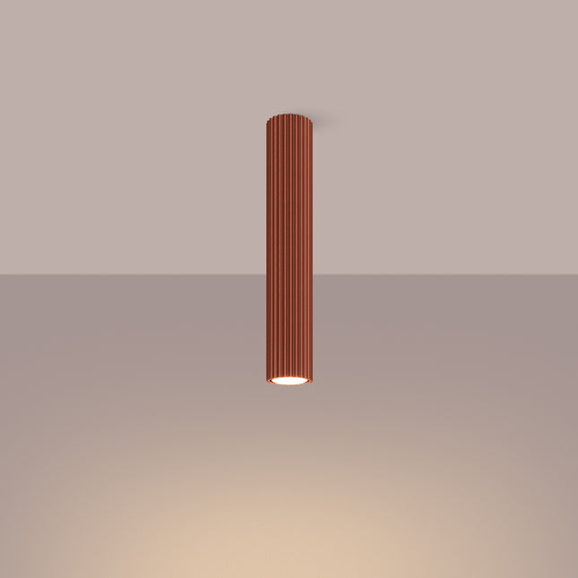 Plafonnier Oslo 40 rouge ocre en aluminium cannelé, luminaire de plafond terre cuite, en situation dans un couloir