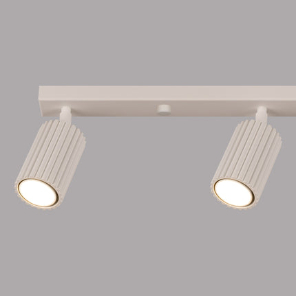 Détail d'un spot orientable du plafonnier Oslo 4L beige, finition cannelée en aluminium.