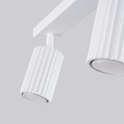 Détail d'un spot orientable du plafonnier Oslo 4L blanc, finition cannelée en aluminium.