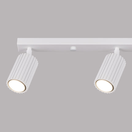 Gros plan sur deux spots allumés du plafonnier Oslo 4L blanc, diffusant une lumière chaude et ciblée.