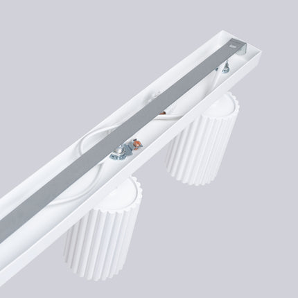 Vue arrière du plafonnier Oslo 4L blanc : platine de fixation au plafond et câblage électrique apparent.