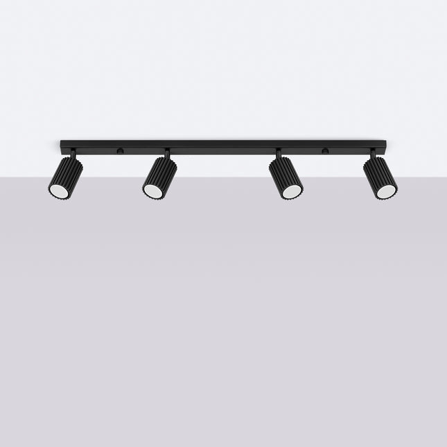 Plafonnier Oslo 4L noir fixé au plafond, éclairage GU10 orientable pour une pièce lumineuse et minimaliste.